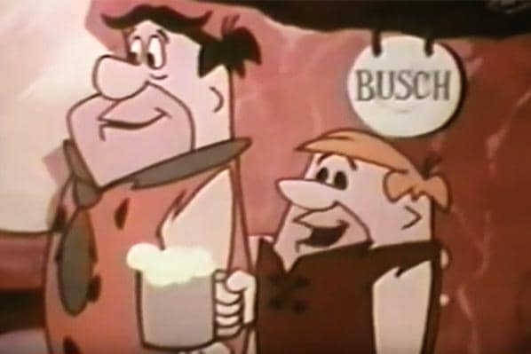 cuplikan adegan Fred dan Barney promosikan minuman keras