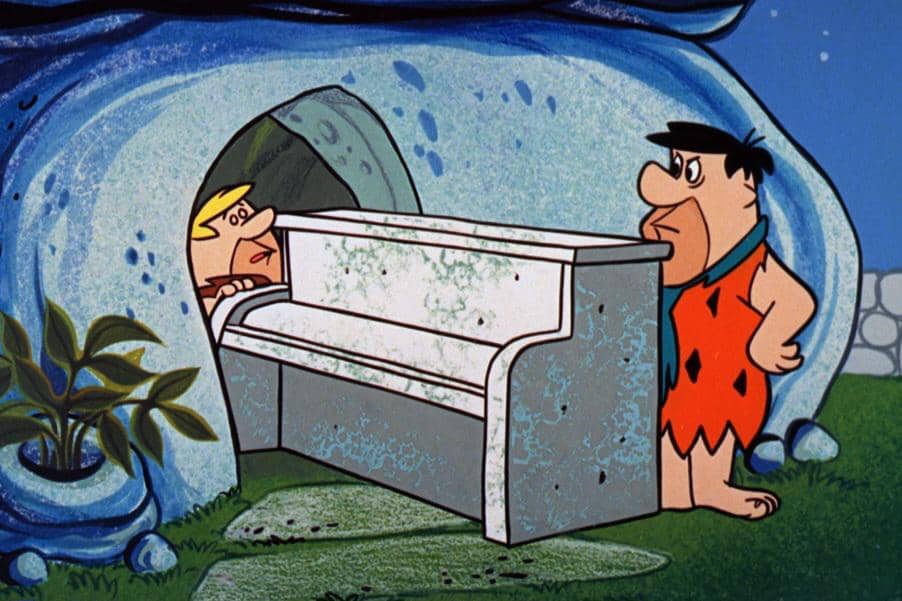 cuplikan adegan Fred dan Barney membawa piano