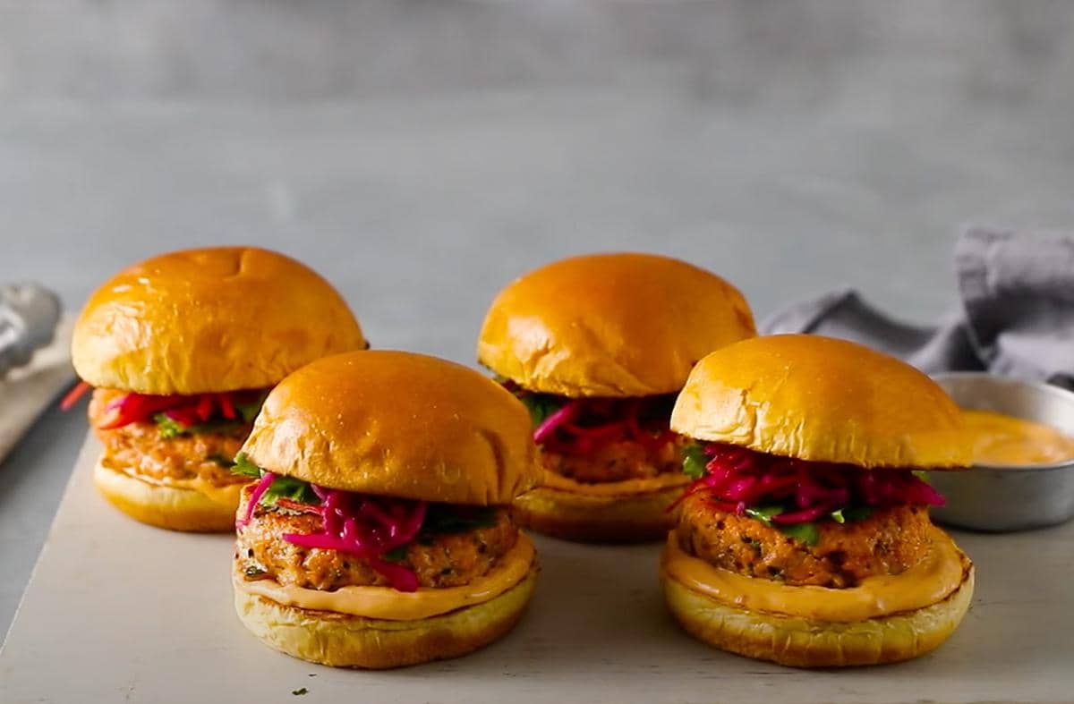 ilustrasi spicy salmon burger