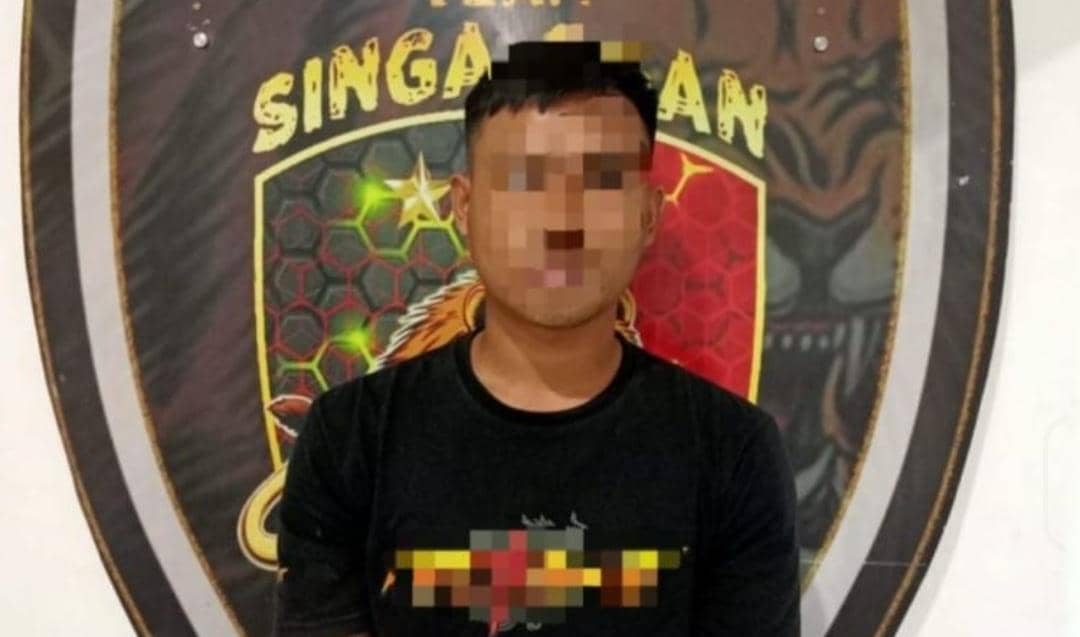 Tersangka pembunuhan IRT di OKU saat diringkus polisi.