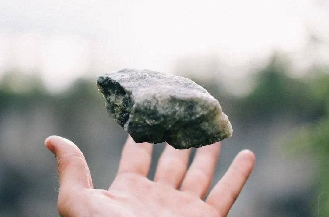 Ilustrasi melempar batu