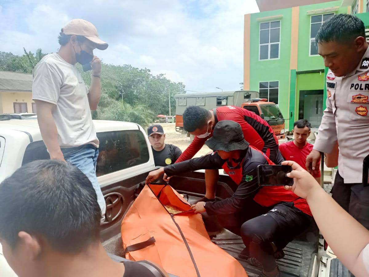 Tim SAR mengevakuasi jasad warga Jatim yang tenggelam di Sungai Batanghari.