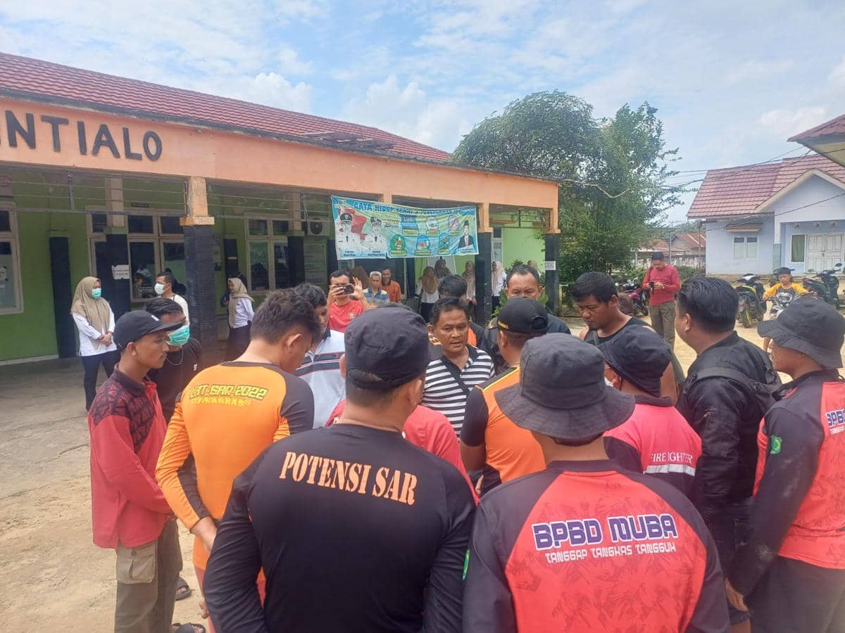 Tim SAR mengevakuasi jasad warga Jatim yang tenggelam di Sungai Batanghari.