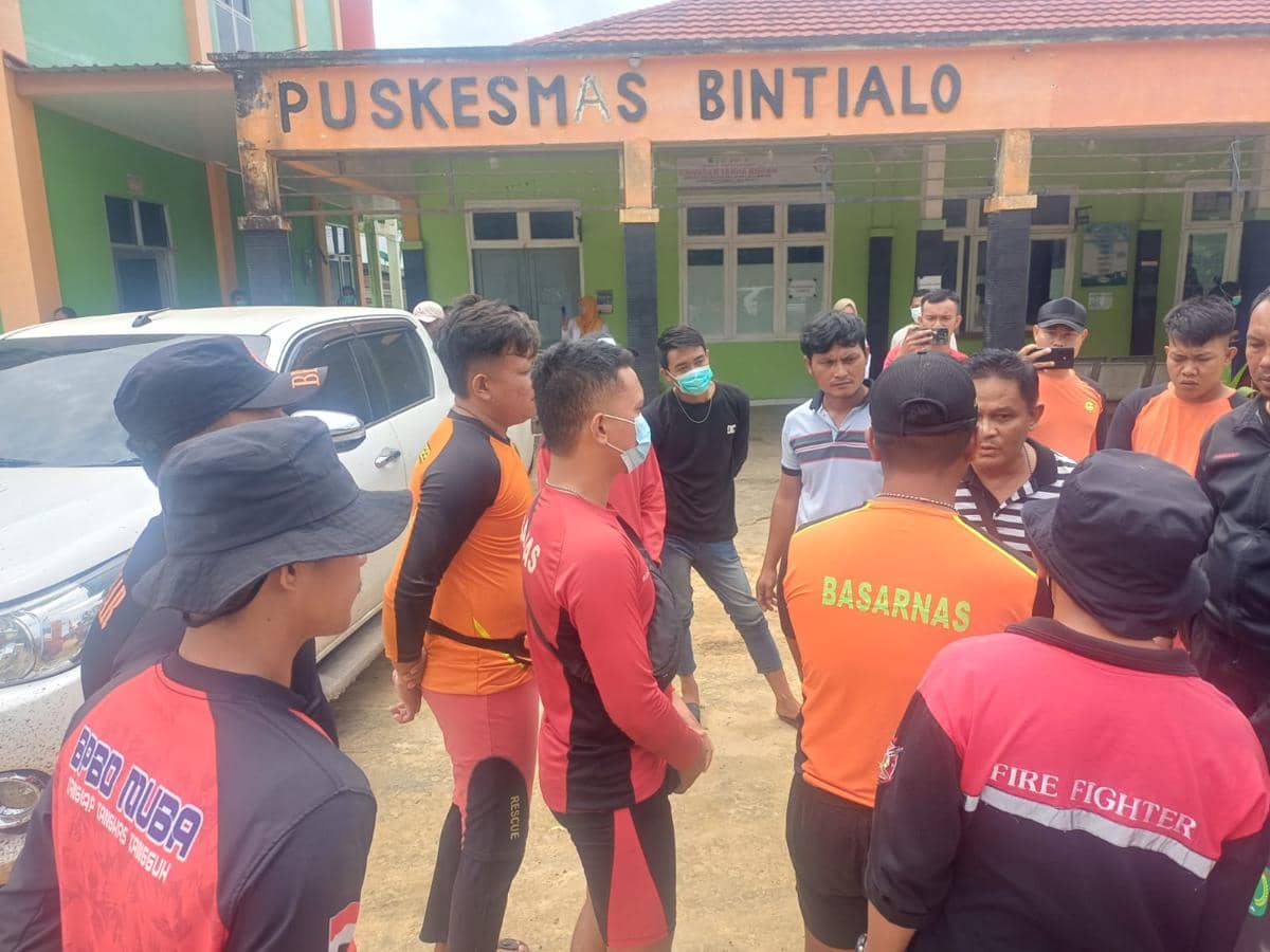 Tim SAR mengevakuasi jasad warga Jatim yang tenggelam di Sungai Batanghari. 