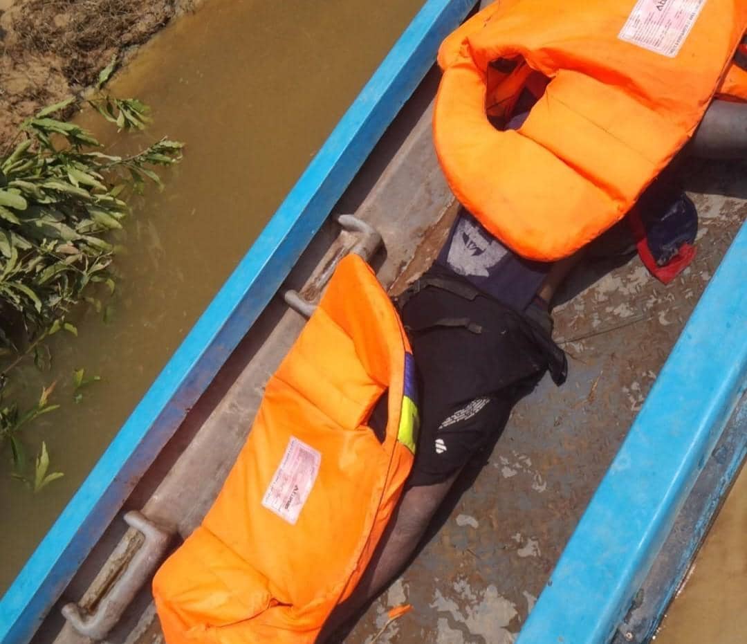 Tim SAR mengevakuasi jasad warga Jatim yang tenggelam di Sungai Batanghari.