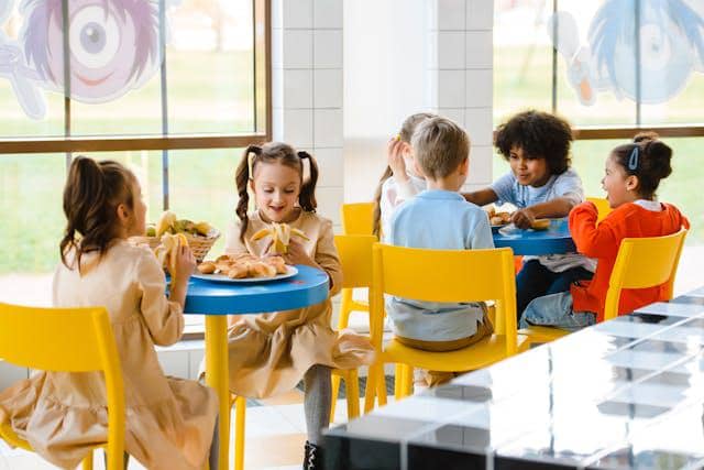Ilustrasi anak-anak makan di kantin sekolah