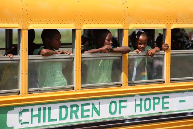 Ilustrasi anak-anak naik bus sekolah