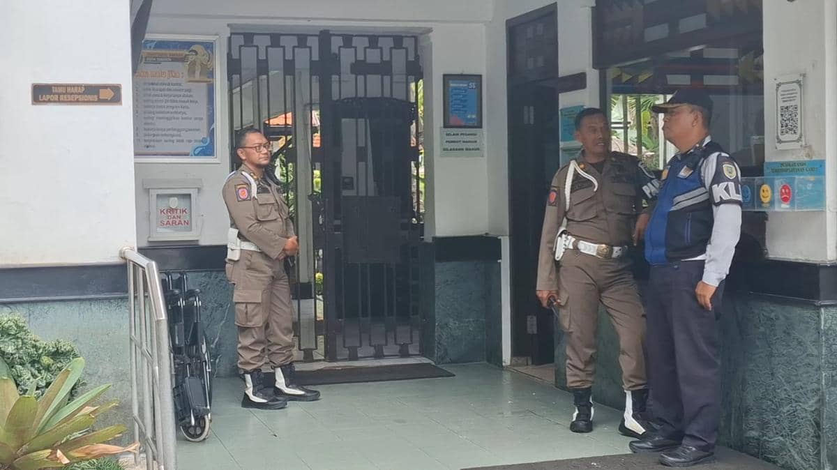 Sejumlah petugas dari Satpol PP dan Dishub berjaga di Balaikota Madiun. IDN Times/Riyanto.