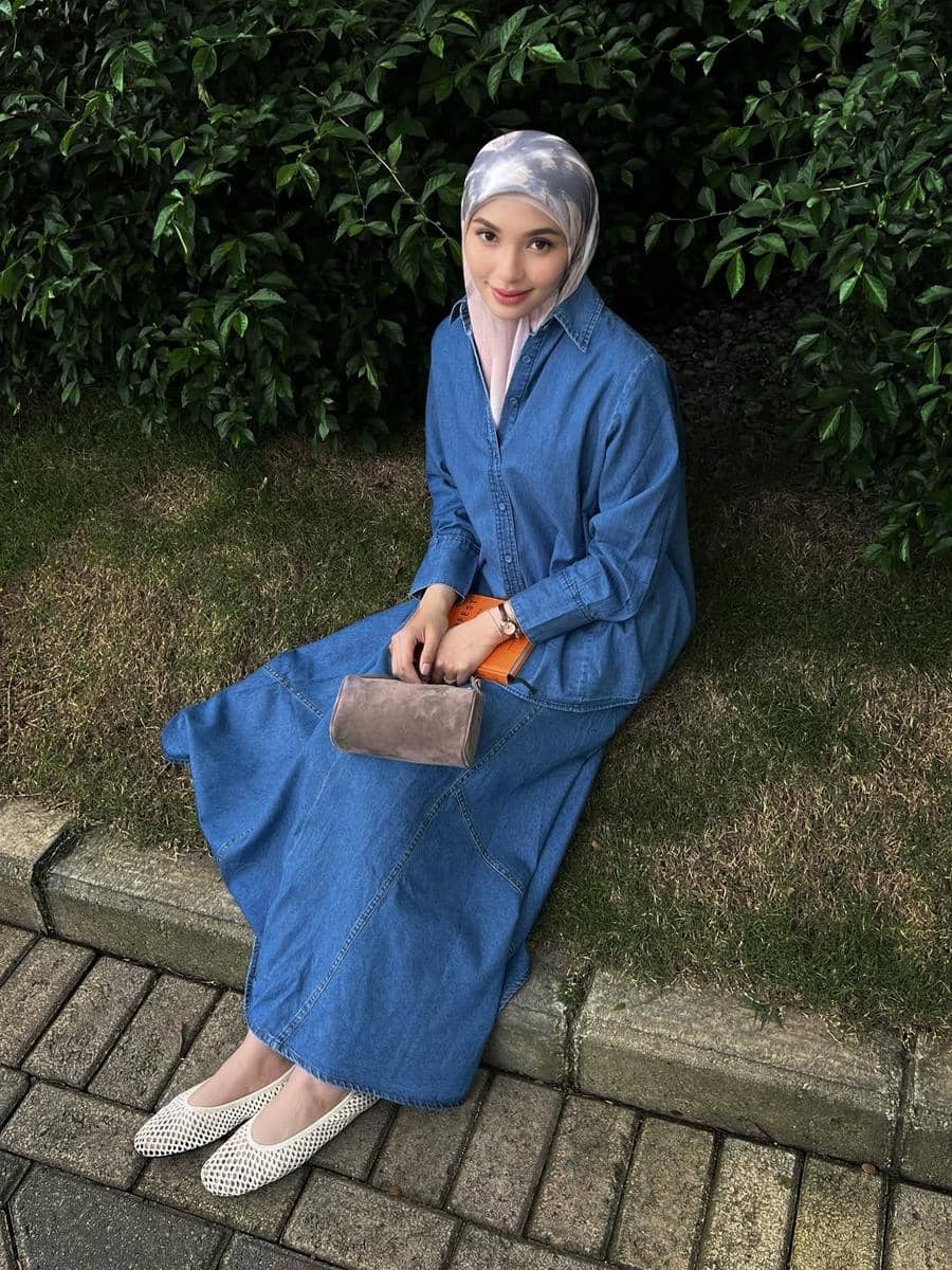 gaya fashion hijab denim on denim ala Fita Wulansari
