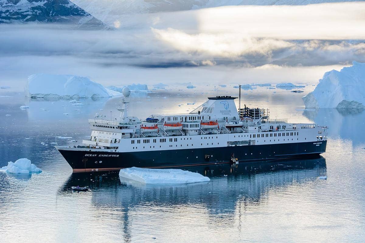 Kapal ekspedisi MS OCEAN ENDEAVOUR - IMO 7625811, disewa oleh Adventure Canada, di Pulau Qeqertarsuaq (Karrat Fjord), Greenland pada 18 September 2015.