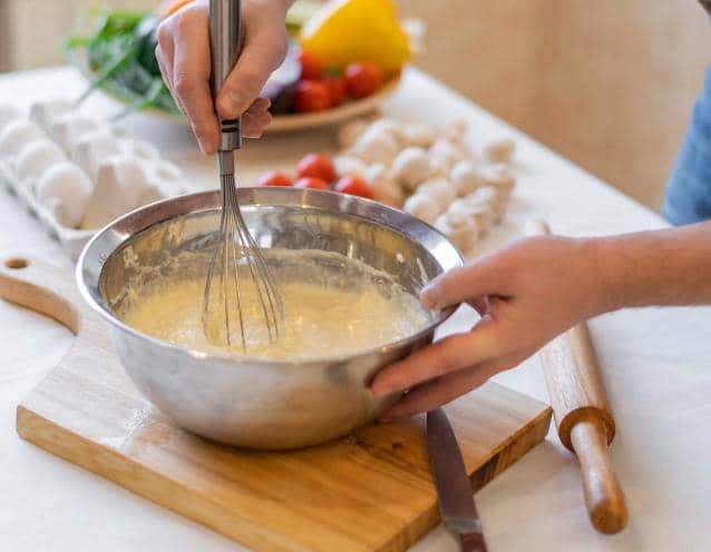 ilustrasi membuat adonan bolu pisang meses