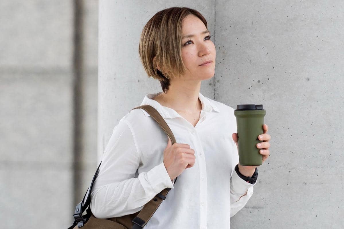 ilustrasi perempuan membawa tumbler