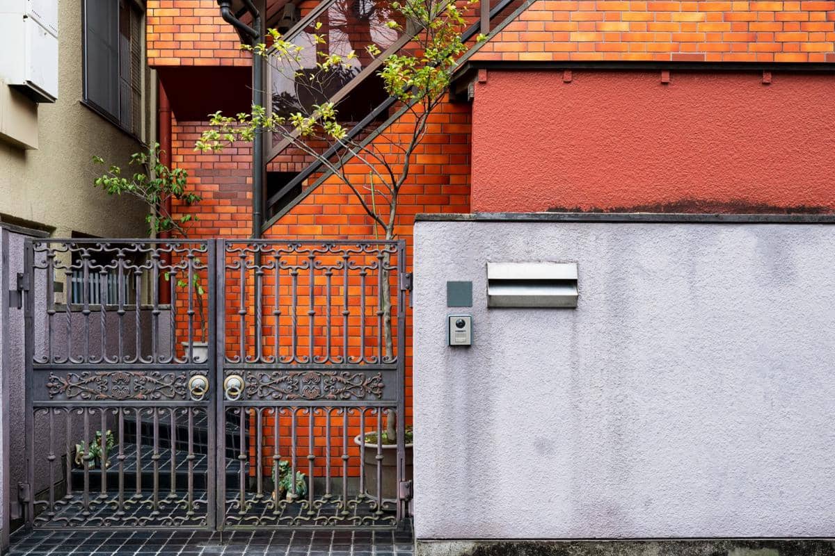 ilustrasi pintu pagar besi warna abu-abu