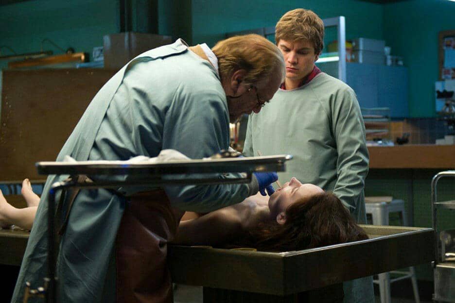 adegan dalam film The Autopsy of Jane Doe