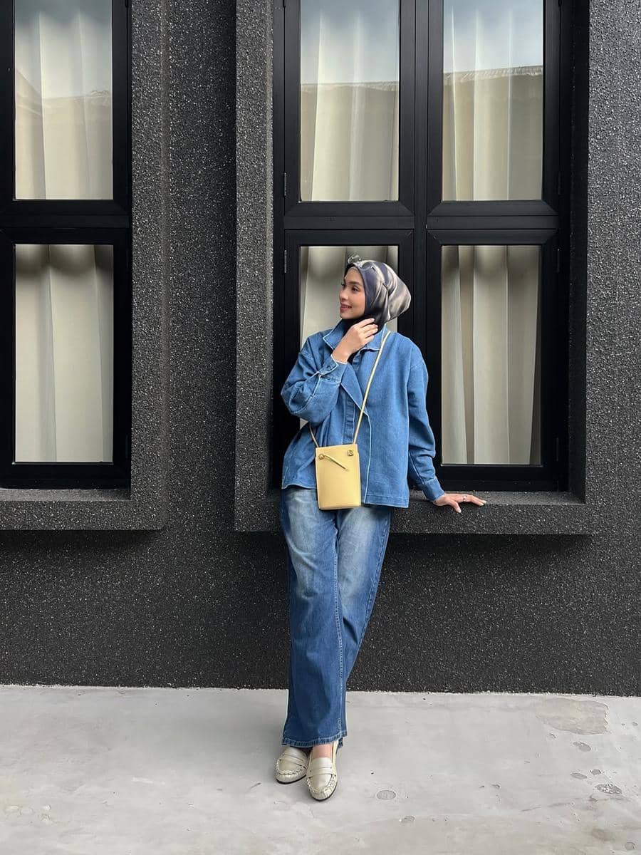 gaya fashion hijab denim on denim ala Fita Wulansari