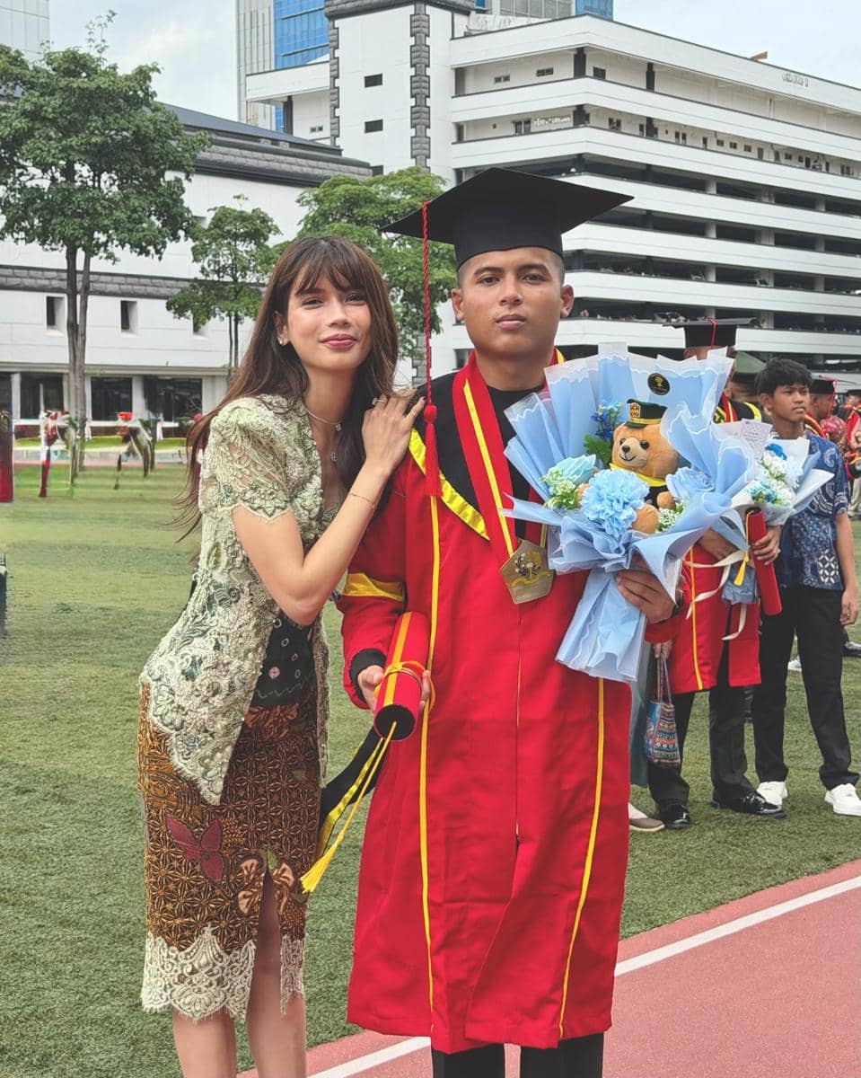 Sabrina Chairunnisa Hadiri Wisuda Adiknya Pama Kopassus (instagram.com/sabrinachairunnisa_)