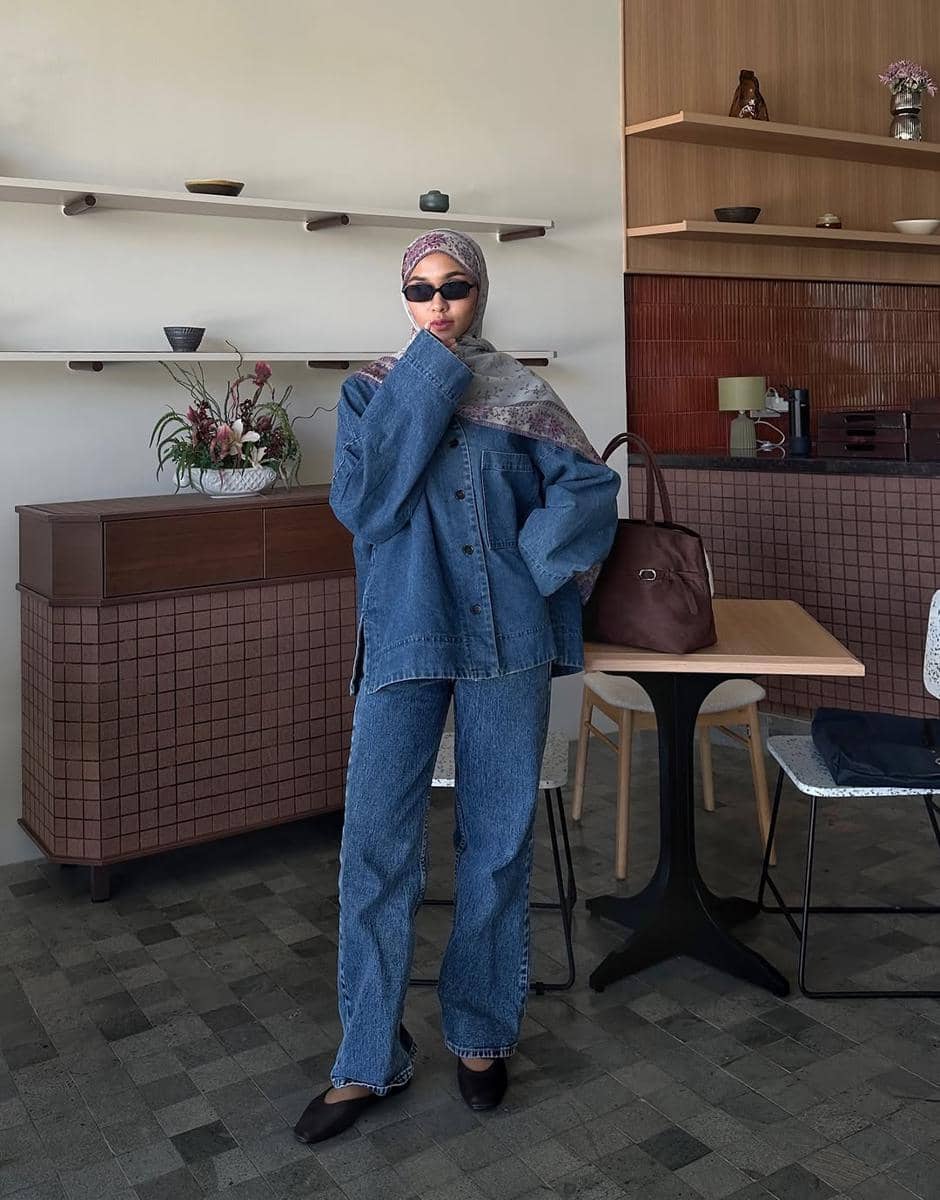 gaya fashion hijab denim on denim ala Fita Wulansari