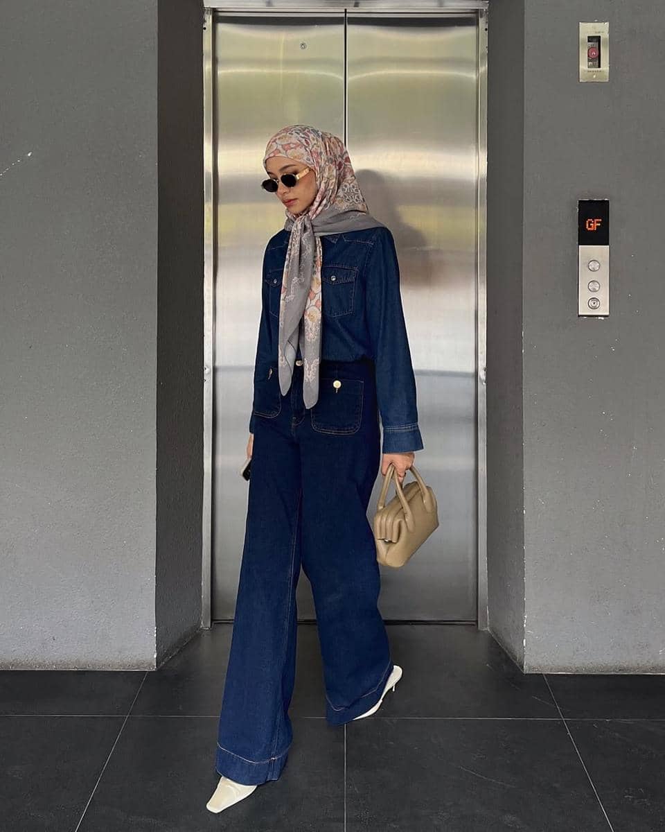 gaya fashion hijab denim on denim ala Fita Wulansari