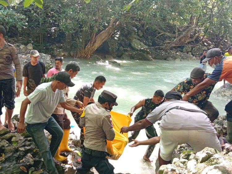 Proses evakuasi korban hilang di lokasi wisata Air Terjun Tiwu Pai Manggarai, NTT. (Dok Polres Manggarai)