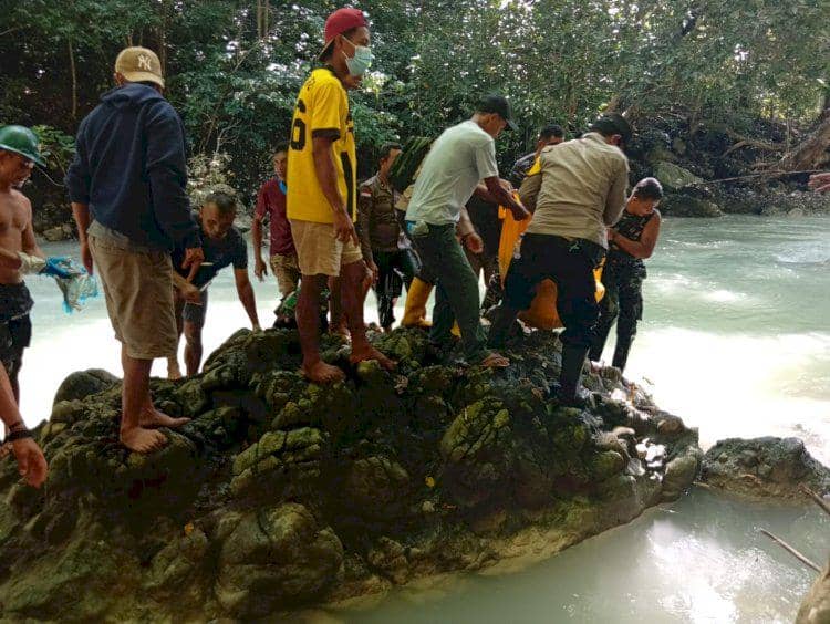 Proses evakuasi korban hilang di lokasi wisata Air Terjun Tiwu Pai Manggarai, NTT. (Dok Polres Manggarai)
