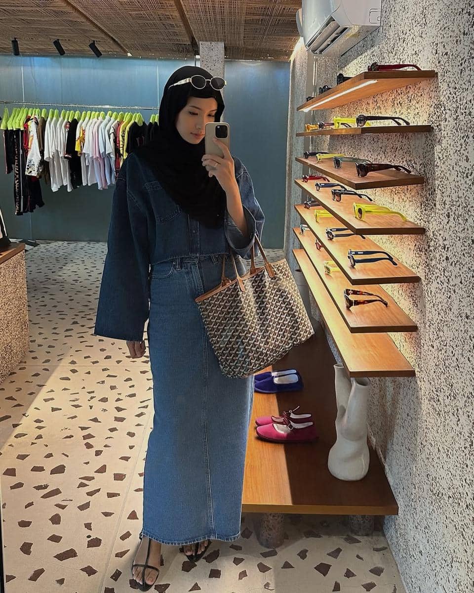 gaya fashion hijab denim on denim ala Fita Wulansari