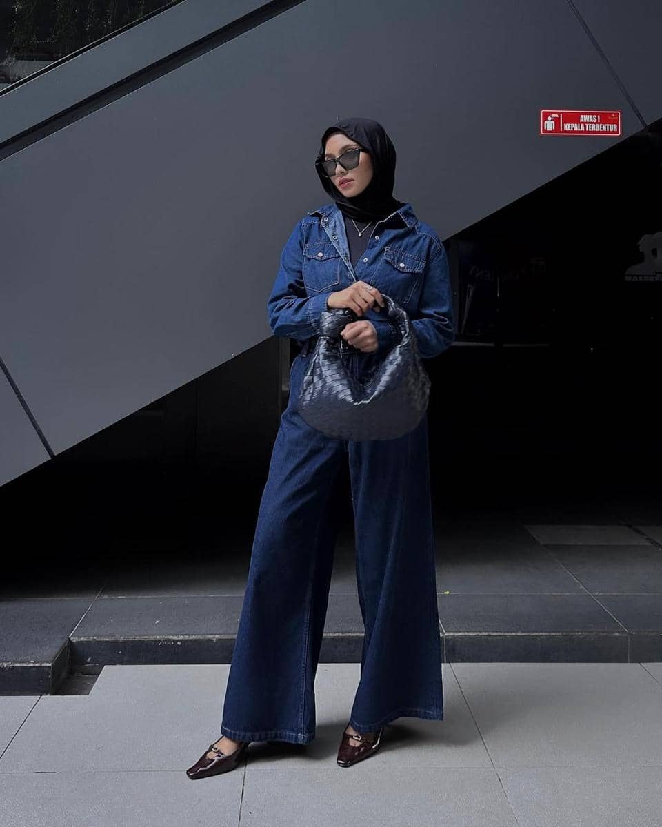gaya fashion hijab denim on denim ala Fita Wulansari