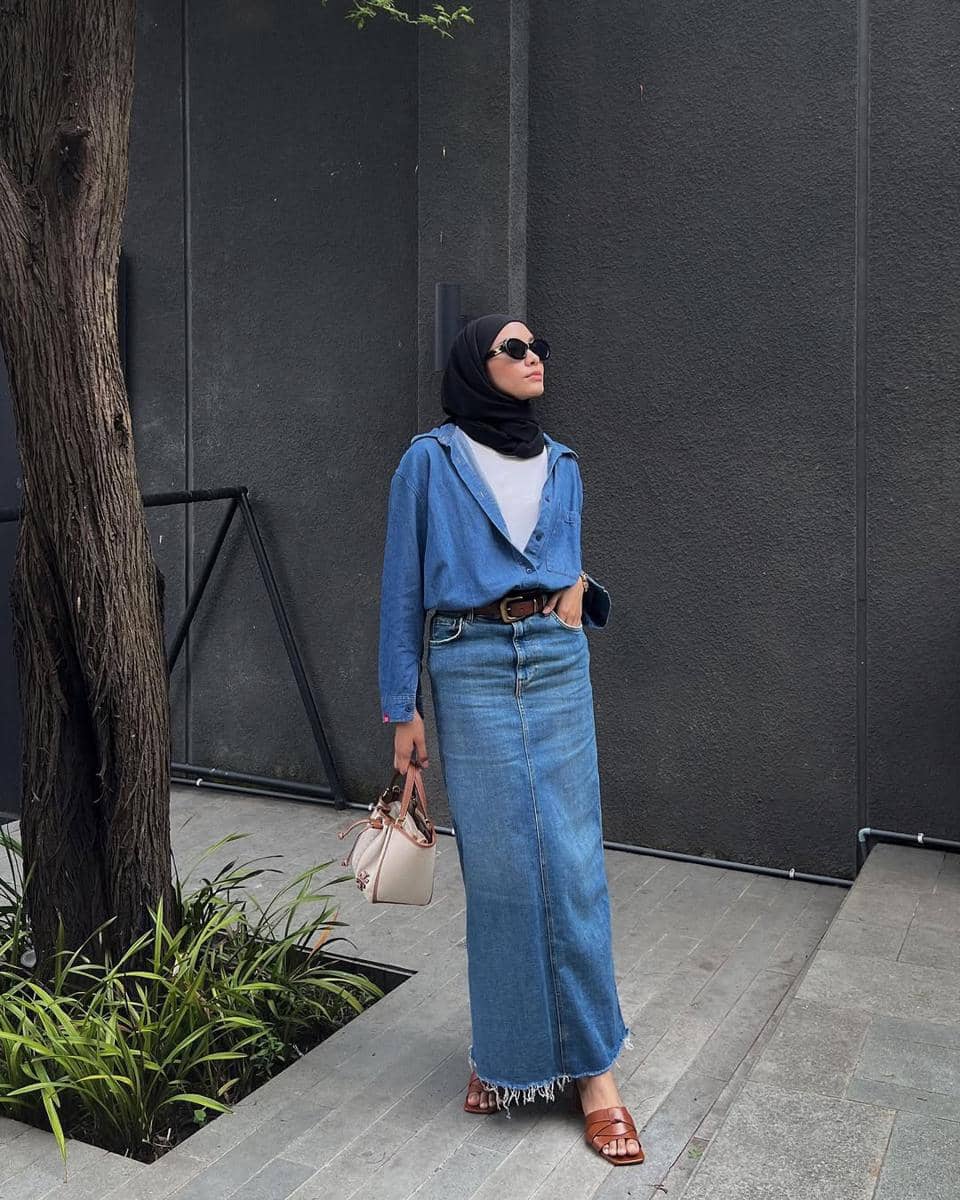 gaya fashion hijab denim on denim ala Fita Wulansari