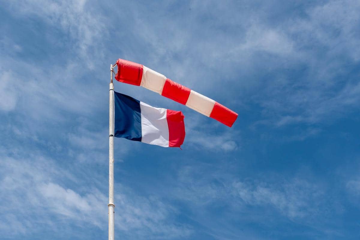 Bendera Prancis sedang berkibar.