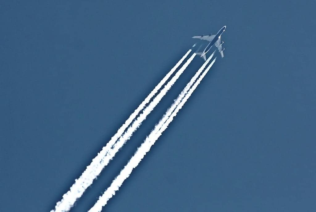 jejak kondensasi atau contrail yang ditinggalkan pesawat bermesin turbofan ketika mengudara 