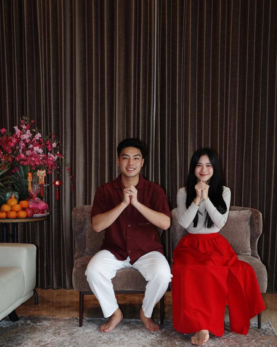 outfit nuansa merah untuk Imlek 2026