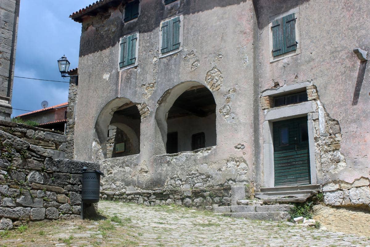 potret loggia di Hum, tempat penduduk berkumpul untuk memilih wali kota melalui tradisi unik