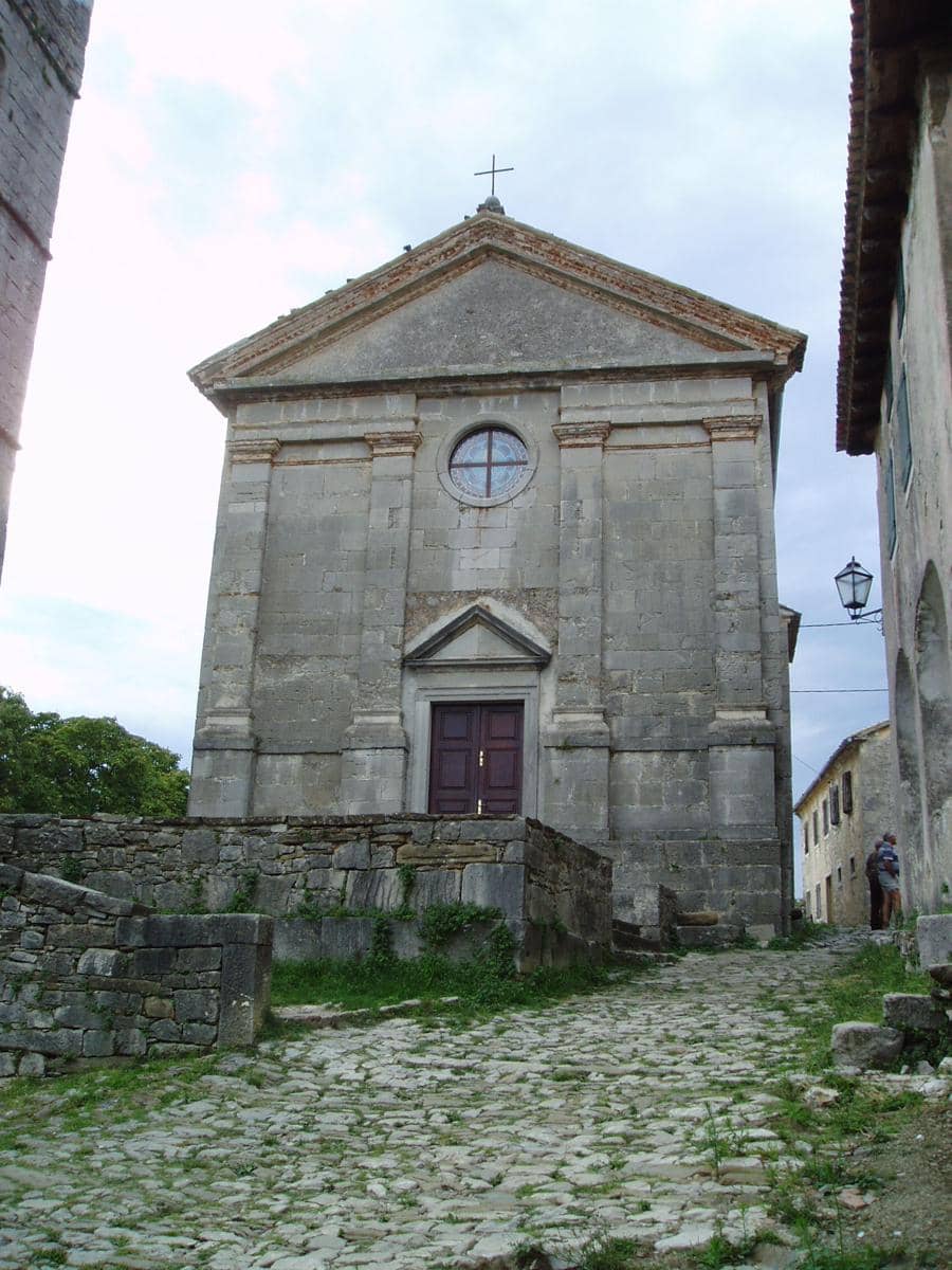 potret jalan utama di Hum yang menghubungkan berbagai bangunan dan tempat penting di kota