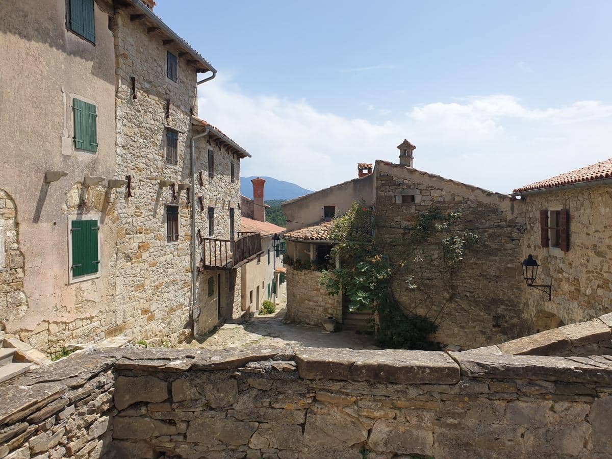 potret Hum, kota kecil yang tetap mempertahankan status kotanya