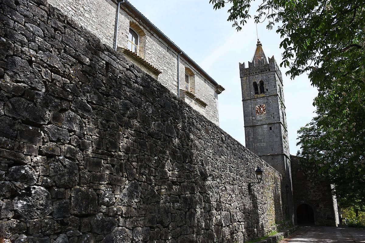 potret tembok batu yang mengelilingi Kota Hum