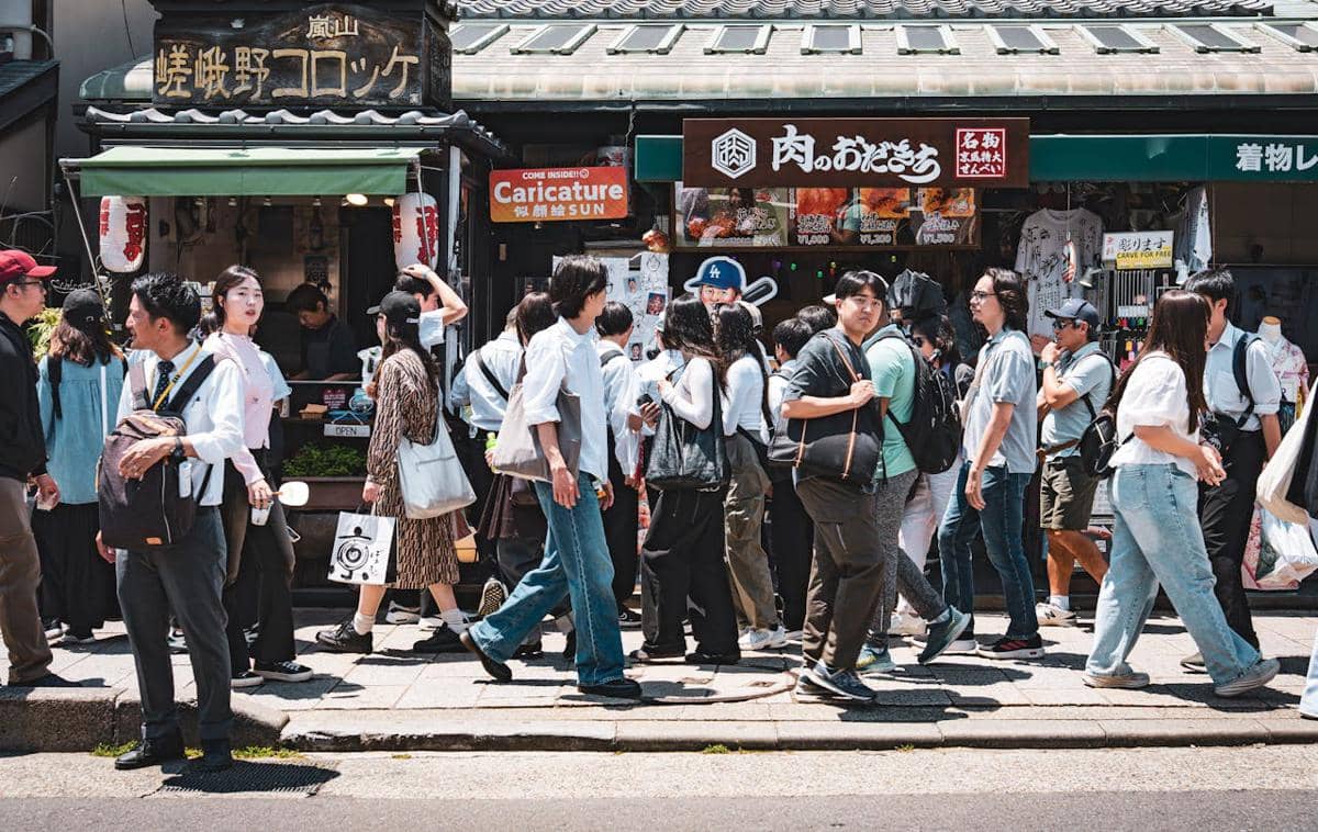 Orang-orang sedang berjalan.