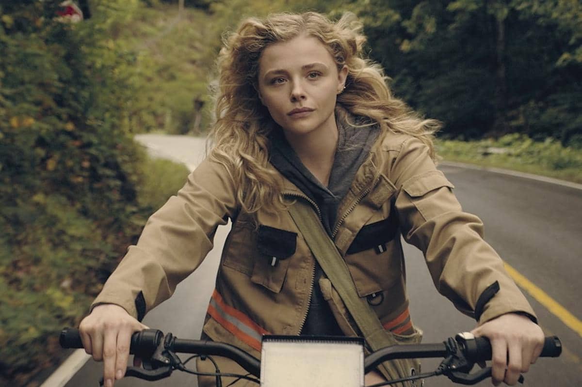 Chloë Grace Moretz dalam serial The Peripheral.