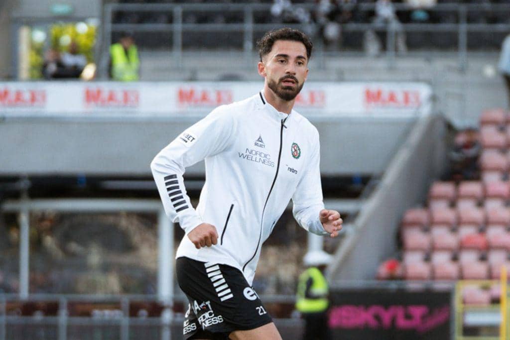 Pemain Timnas Suriah, Simon Amin, dalam sesi pemanasan jelang pertandingan Superettan 2025 bersama Orebro SK.