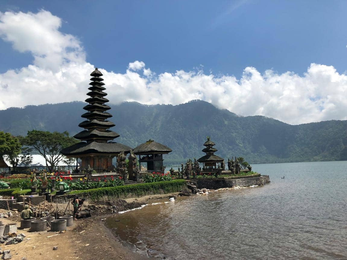 ilustrasi panorama Pura Ulun Danu Beratan dan Danau Beratan 