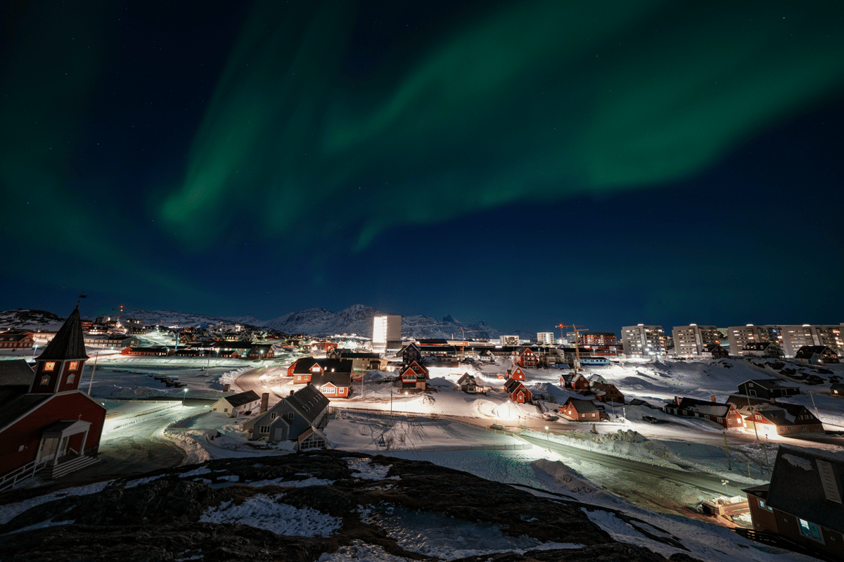 Pemandangan Nuuk, Greenland pada malam hari (Quintin Soloviev, CC BY-SA 4.0, via Wikimedia Commons)