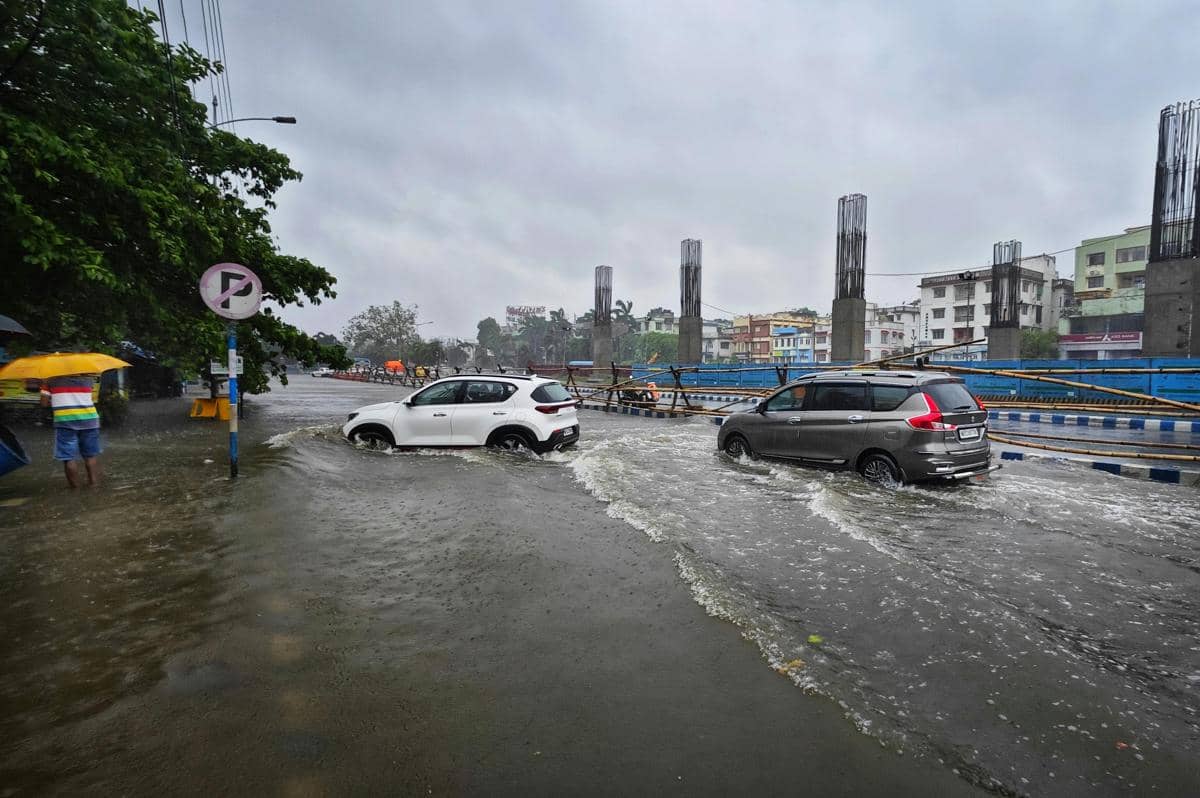 Ilustrasi mobil melewati genangan air