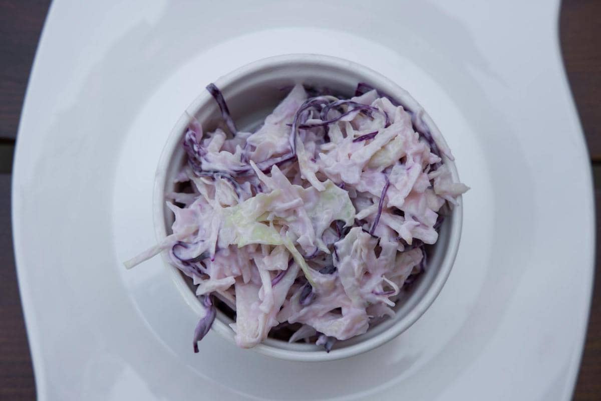 ilustrasi coleslaw kol dengan saus yogurt