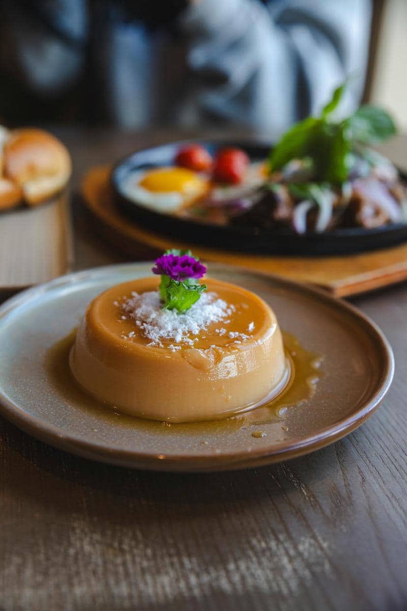 Resep Puding Karamel Lembut dengan Topping Biskuit Regal