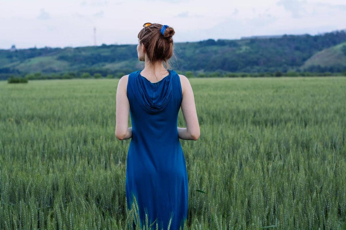 ilustrasi perempuan di alam