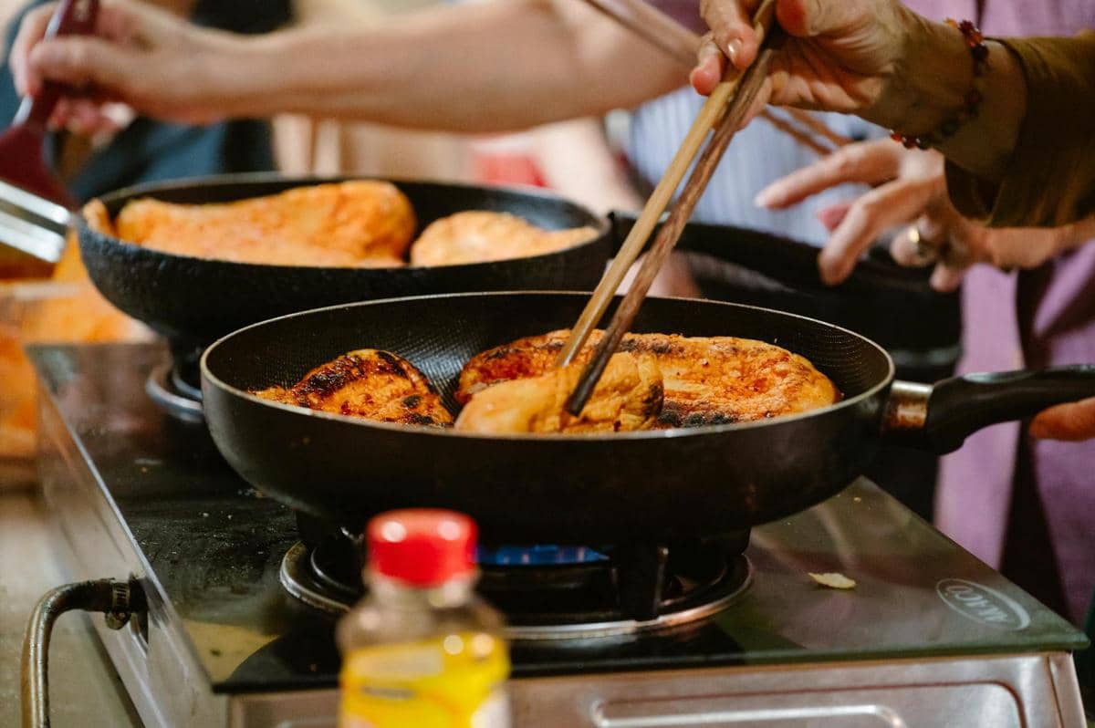 ilustrasi menggoreng ayam