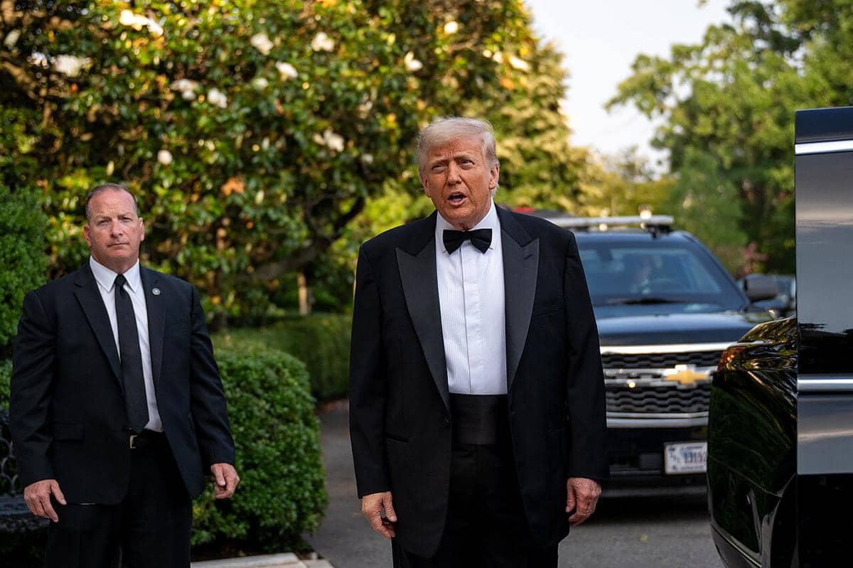 Presiden Amerika Serikat, Donald Trump, sedang berjalan.