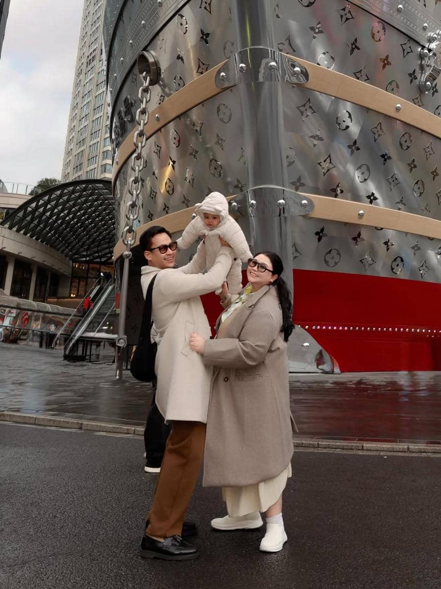 Clarissa Putri dan keluarga liburan di Shanghai