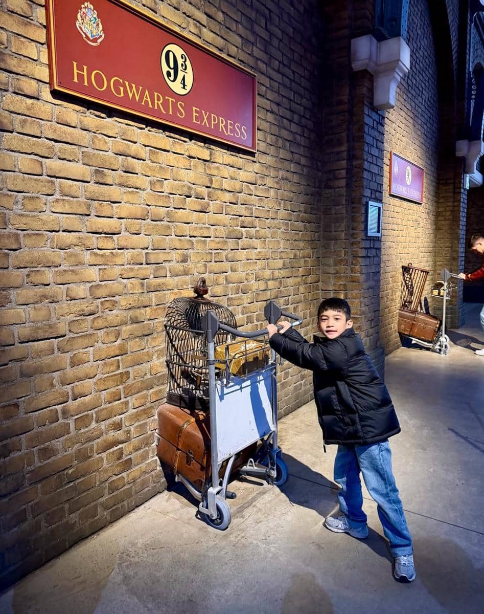 Keluarga Nabila Syakieb ke The Warner Bros. Studio Tokyo