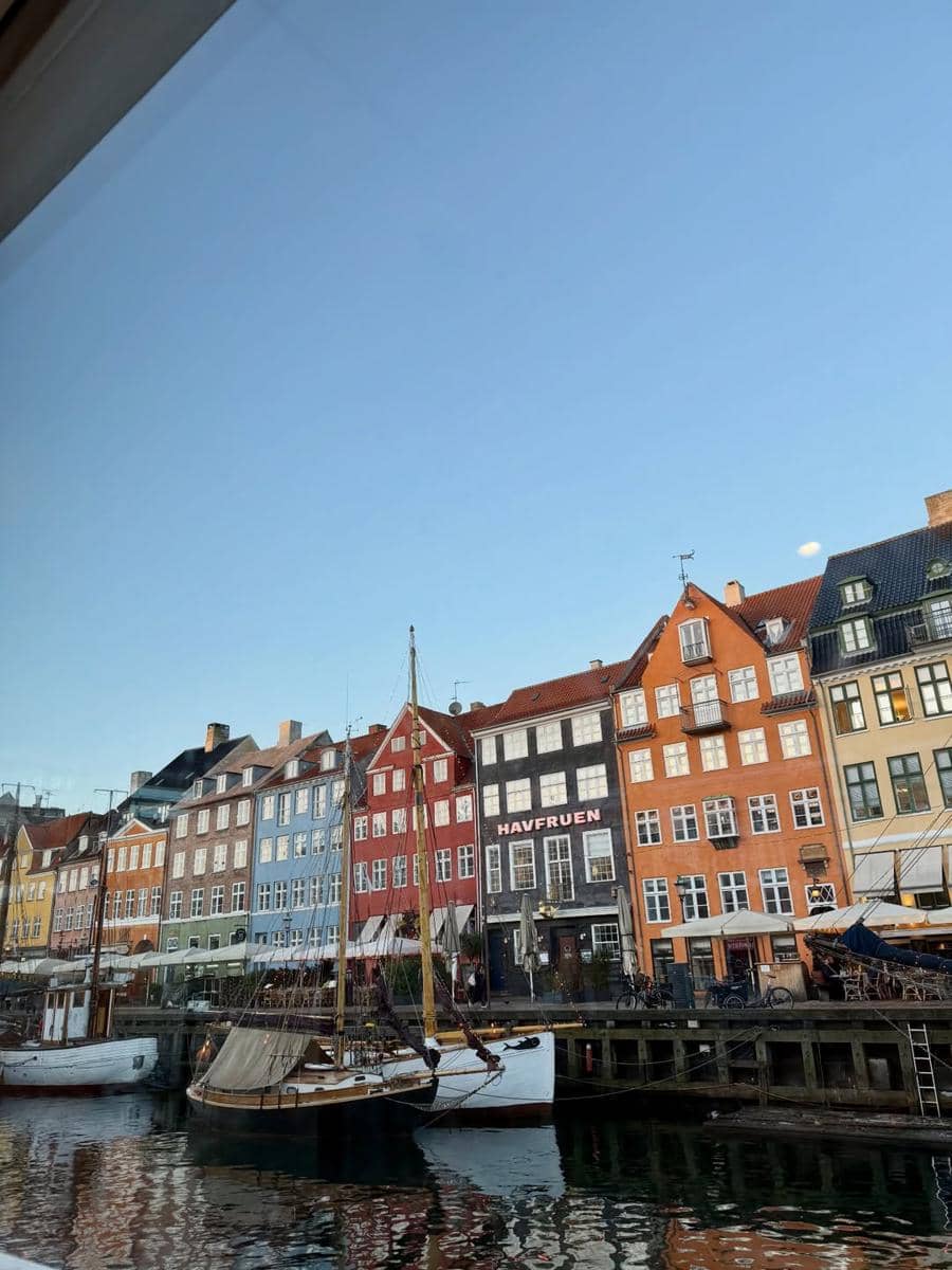 Lyodra saat jalan-jalan di Copenhagen