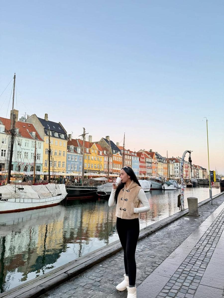 Lyodra saat jalan-jalan di Copenhagen
