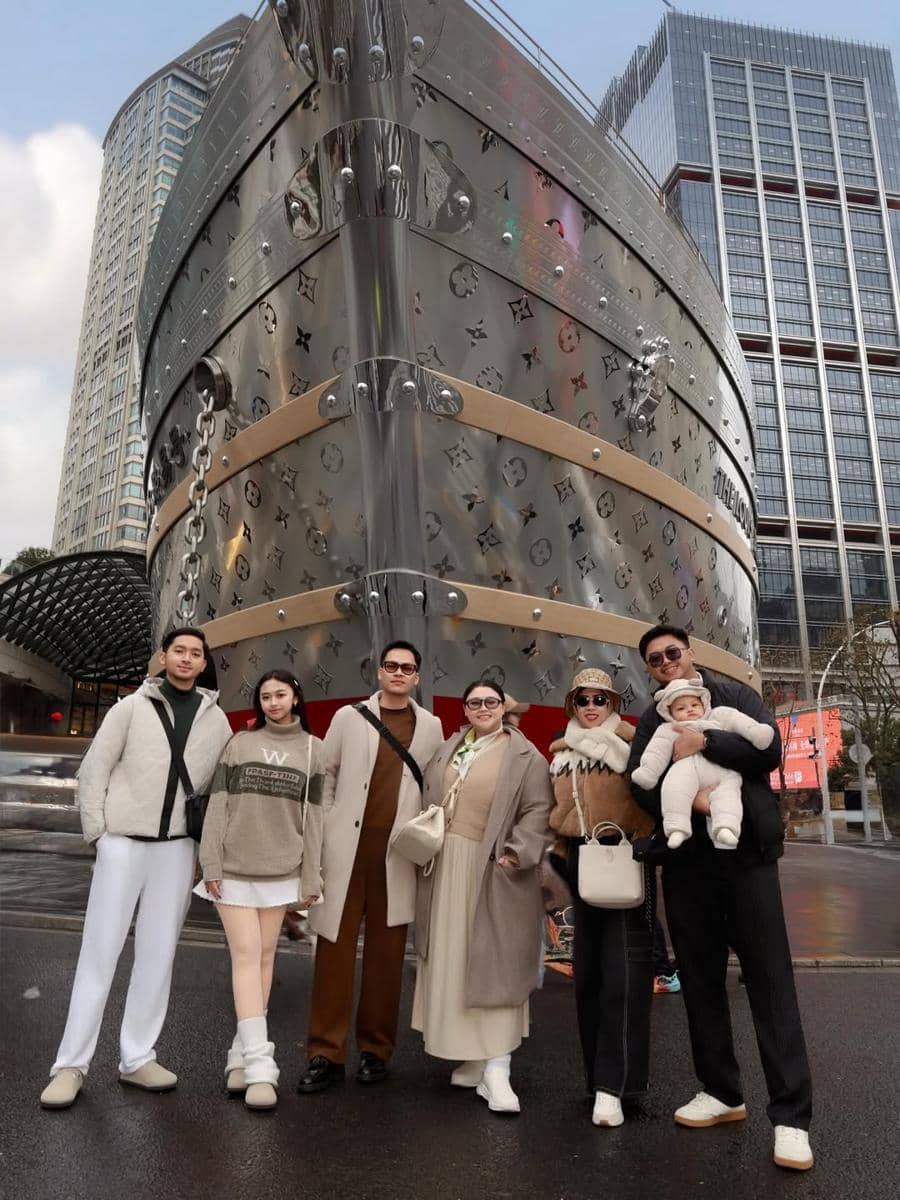 Clarissa Putri dan keluarga liburan di Shanghai